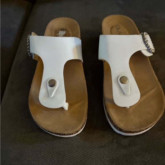 Woman’s white sandal size 8 - Picture 2 of 4